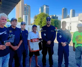 Imagem ilustrativa da imagem Três pescadores são resgatados após ficarem à deriva por dois dias no litoral do ES