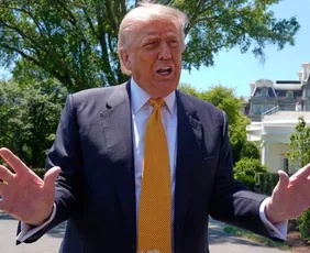 Imagem ilustrativa da imagem Trump chama repórter de 'burra' após pergunta sobre custo de salão na Casa Branca