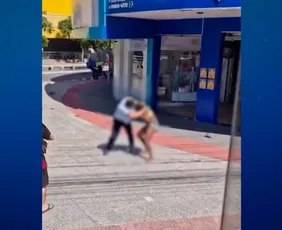 Imagem ilustrativa da imagem VÍDEO I Motorista do Transcol é flagrado agredindo travesti na Reta da Penha