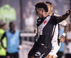 Imagem ilustrativa da imagem Vasco resolve no 1º tempo, vence Athletico em casa e dá salto na tabela