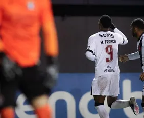 Imagem ilustrativa da imagem Vasco supera gol contra bizarro e vence Audax Italiano pela Sul-Americana