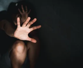 Imagem ilustrativa da imagem Youtuber de 16 anos denuncia pai por abuso sexual e violência doméstica no CE