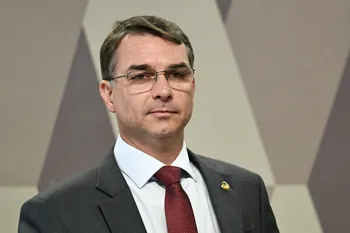 Imagem ilustrativa da imagem Flávio afirma que Pix é do seu pai apesar de Bolsonaro ter dito desconhecer medida