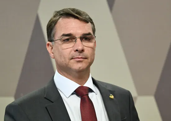 Imagem ilustrativa da imagem Flávio afirma que Pix é do seu pai apesar de Bolsonaro ter dito desconhecer medida