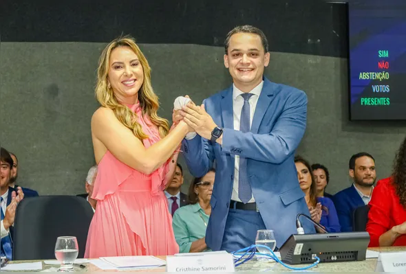 Cris Samorini e Lorenzo Pazolini durante cerimônia de posse, em janeiro de 2025