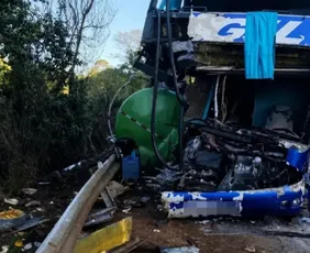 Imagem ilustrativa da imagem Acidente com ônibus de romeiros rumo a Aparecida deixa dois mortos em MG