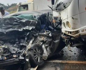 Imagem ilustrativa da imagem Acidente entre caminhão e carro deixa duas pessoas mortas em Colatina