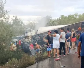 Imagem ilustrativa da imagem Acidente entre caminhão e van deixa 16 mortos em rodovia na BA