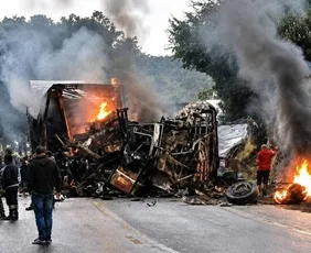 Imagem ilustrativa da imagem Acidente entre ônibus e carreta mata oito pessoas carbonizadas em MG