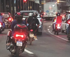 Imagem ilustrativa da imagem Acidentes com motociclistas estão cada vez mais graves, dizem médicos