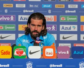 Imagem ilustrativa da imagem Alisson diz que críticas não o abalam: 'Ninguém vai me cobrar mais do que eu"