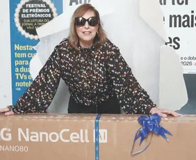 Imagem ilustrativa da imagem Aposentada faz a festa na entrega da smart TV da promoção de A Tribuna