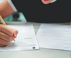 Imagem ilustrativa da imagem Aposta é resolver provas anteriores: disputa é maior desde 2020