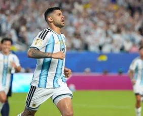 Imagem ilustrativa da imagem Argentina escapa de zebra histórica, bate Cabo Verde na prorrogação e avança