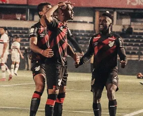 Imagem ilustrativa da imagem Athletico vira em 5 minutos sobre São Paulo e deixa rival pressionado