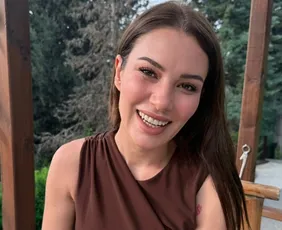 Imagem ilustrativa da imagem Atriz turca Ece Irtem morreu por intoxicação por álcool etílico, aponta laudo