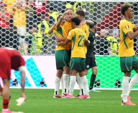 Imagem ilustrativa da imagem Austrália cria menos, mas é mais eficaz e derrota a Turquia na estreia na Copa