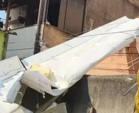 Imagem ilustrativa da imagem Avião de pequeno porte cai sobre casa no RJ e piloto morre
