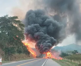 Imagem ilustrativa da imagem BR-101 é totalmente liberada após incêndio que destruiu carros elétricos no ES