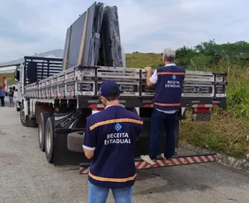 Imagem ilustrativa da imagem Blitz da Sefaz na ES-482 multa cargas e soma R$ 44,4 mil