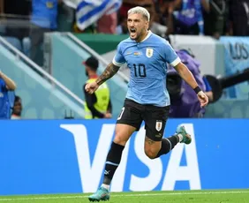 Imagem ilustrativa da imagem Camisa 10 do Uruguai, Arrascaeta sente lesão e pode ser cortado da Copa do Mundo