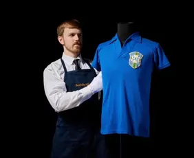 Imagem ilustrativa da imagem Camisa usada por Pelé na final da Copa de 58 é vendida por R$ 25 milhões em leilão