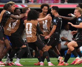 Imagem ilustrativa da imagem Canadá faz nos acréscimos, vence África do Sul e vai às oitavas da Copa pela 1ª vez