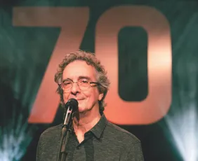 Imagem ilustrativa da imagem Carlos Papel reúne 60 anos de carreira em álbum ao vivo