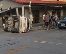 Imagem ilustrativa da imagem Carro da Prefeitura de Aracruz capota e motorista de ônibus é preso por embriaguez