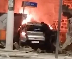 Imagem ilustrativa da imagem Carro pega fogo após colidir em muro durante perseguição em Vitória