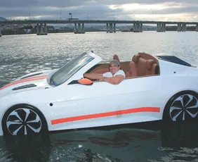 Imagem ilustrativa da imagem Carro que navega chama atenção em Vitória