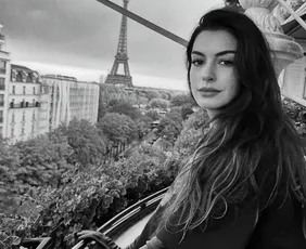 Imagem ilustrativa da imagem Catarata precoce deixou Anne Hathaway 'praticamente cega' por dez anos