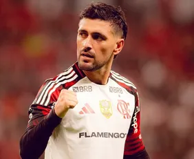 Imagem ilustrativa da imagem Com Arrascaeta como opção, Flamengo reestreia no Brasileirão contra a Chapecoense