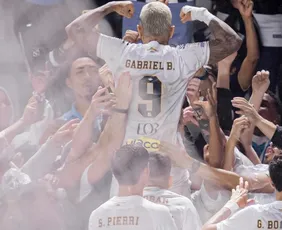 Imagem ilustrativa da imagem Com Gabigol expulso, Santos vence Vitória por 3 a 1 e alivia pressão