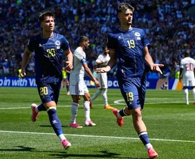 Imagem ilustrativa da imagem Com brilho de Alajbegovic, Bósnia vence Catar e mantém sonho inédito na Copa