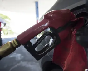 Imagem ilustrativa da imagem Com nova alta mundial do petróleo, governo mantém desconto na gasolina