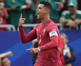 Imagem ilustrativa da imagem Cristiano Ronaldo celebra recordes com Portugal: 'Disseram que estava aposentado'
