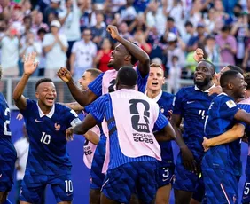 Imagem ilustrativa da imagem De pênalti, França vence retranca do Paraguai e se classifica na Copa