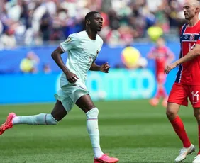 Imagem ilustrativa da imagem Dembélé faz 3 para a França e coloca Noruega no caminho do Brasil
