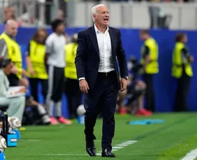 Imagem ilustrativa da imagem Deschamps questiona arbitragem após eliminação da França: 'Ele é bom o suficiente?'