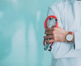 Imagem ilustrativa da imagem Dois casos de exercício ilegal da medicina chegam à Justiça todo dia, diz CFM