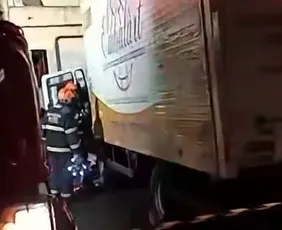 Imagem ilustrativa da imagem Duas pessoas ficam feridas após caminhão perder freio e atingir casa em Cariacica
