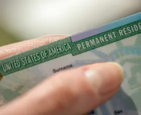 Imagem ilustrativa da imagem EUA determina que imigrantes voltem a país de origem para solicitar green card