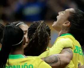 Imagem ilustrativa da imagem Em virada relâmpago, seleção brasileira feminina vence Estados Unidos
