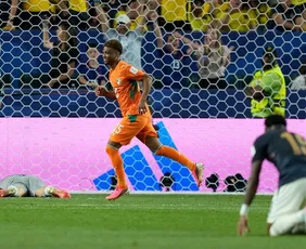 Imagem ilustrativa da imagem Equador para no travessão e Costa do Marfim vence no final, no Grupo E