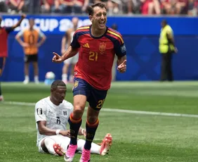 Imagem ilustrativa da imagem Espanha arrasa a Áustria e vai às oitavas da Copa com brilho de Oyarzabal