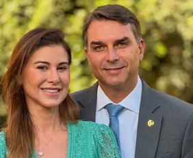 Imagem ilustrativa da imagem Esposa de Flávio Bolsonaro entrará na campanha