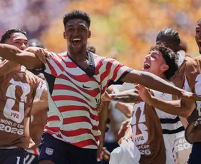 Imagem ilustrativa da imagem Estados Unidos vencem Austrália em jogo marcado por polêmicas e garantem classifica