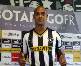 Imagem ilustrativa da imagem Ex-atacante do Botafogo morre após queda de muro em ventania no Rio