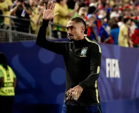 Imagem ilustrativa da imagem Festejado, Raphinha treina e se aproxima de retorno à Copa do Mundo